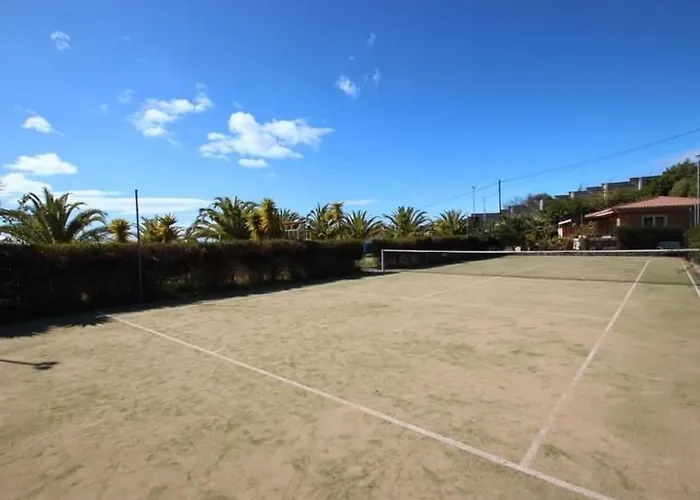 Modern Eingerichtete Leon Mit Terrasse By Interhome